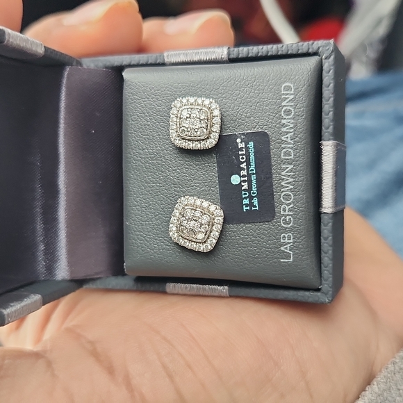 METAL TYPE: 10k white shape/cut:round brilliant min. Weight: 1/2 cttw Clarity I1